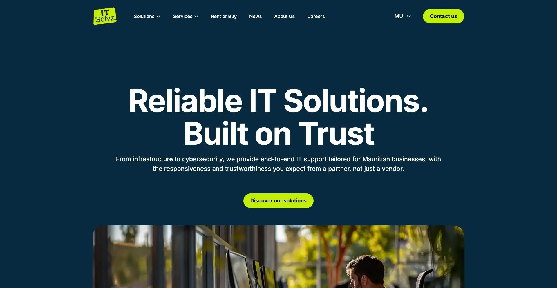 The IT Solvz website home page on a dark navy background